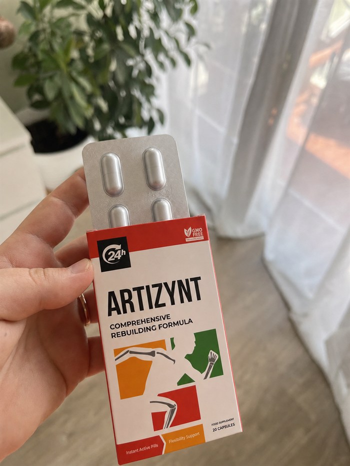 Paquete de ArtiZynt sostenido junto a una ventana
